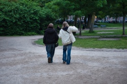 Twee meisjes lopen door het Sarphatipark